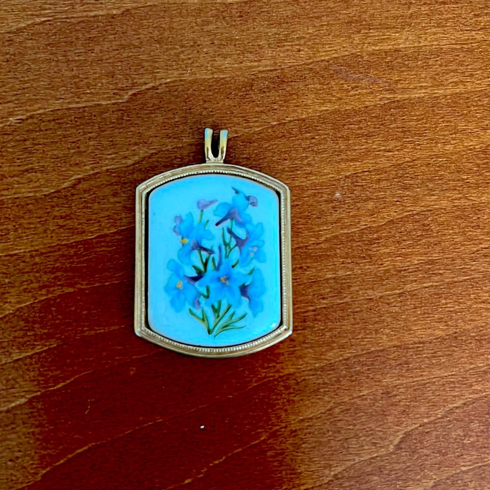 Avon Porcelain Flower Pendant